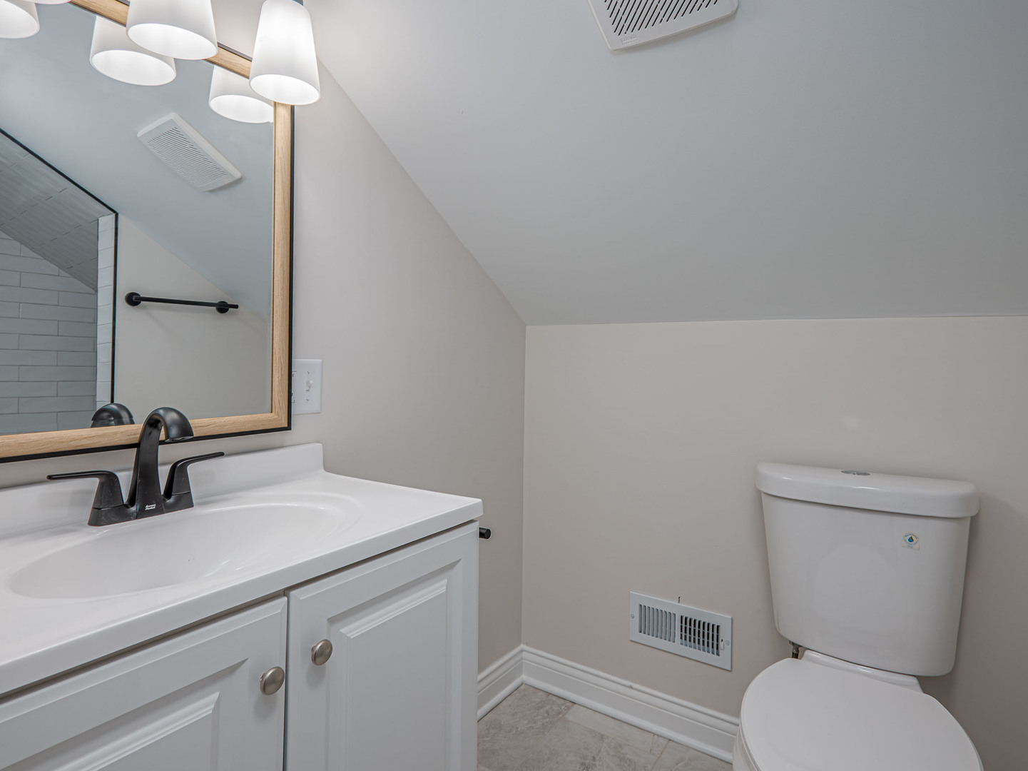 8411 S Throop Street Property Photo 12
