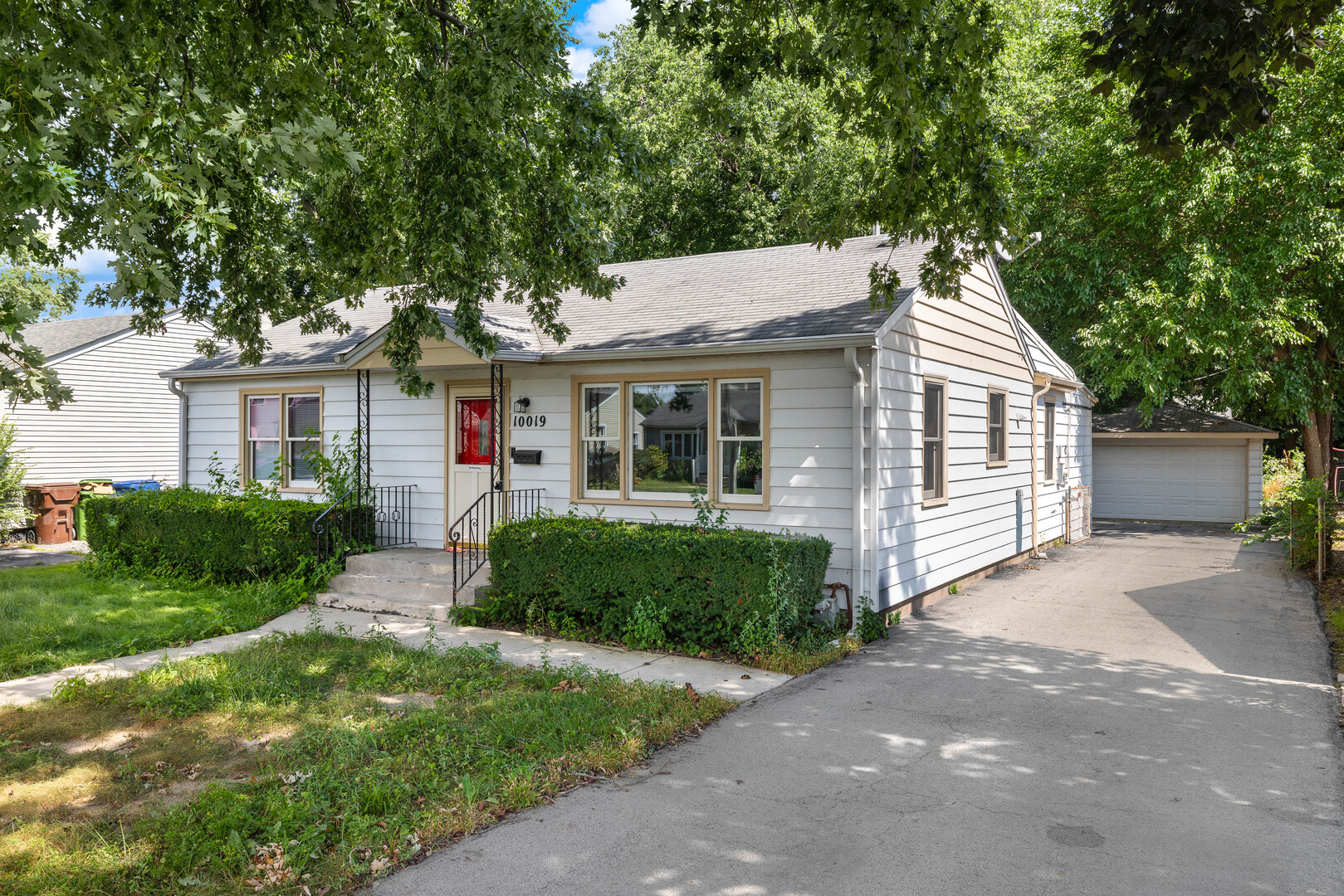 10019 S Tripp Avenue Property Photo 2