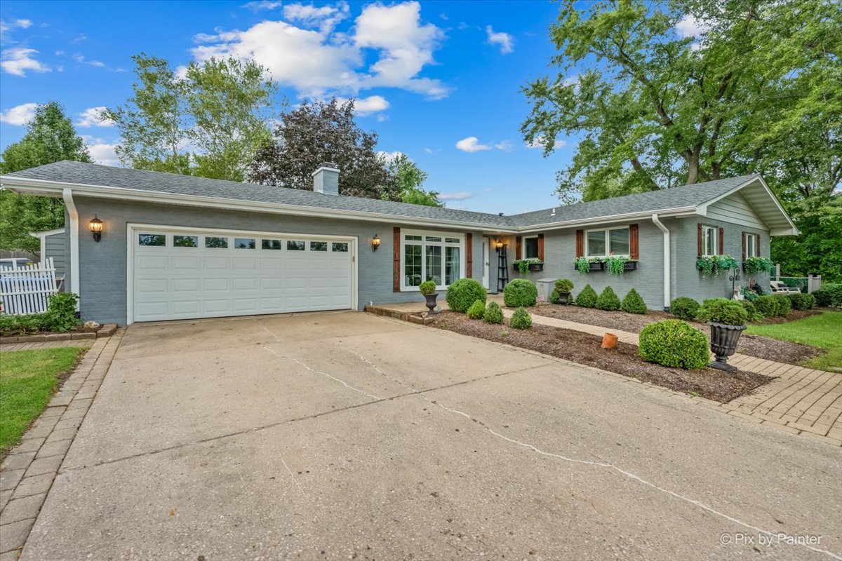 39w440 Campton Hills Drive Property Photo 1