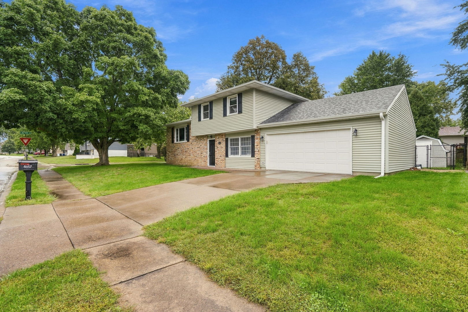 4657 N Sturdevant Street Property Photo 2