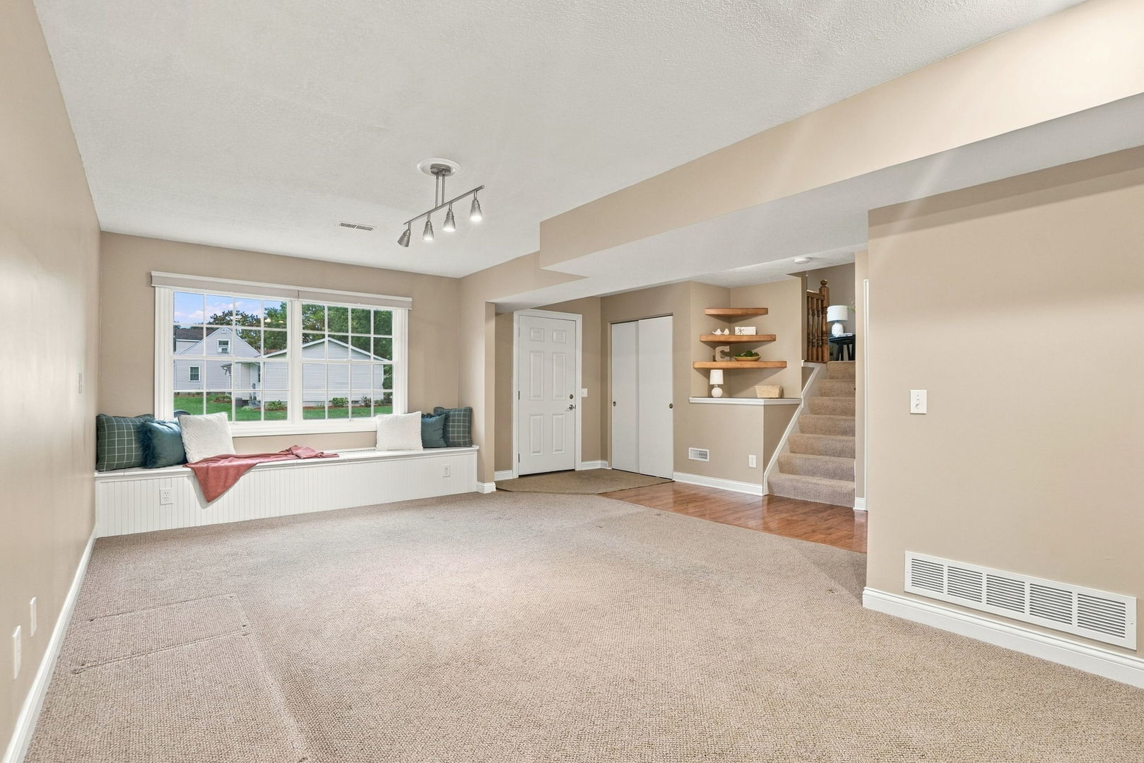 4657 N Sturdevant Street Property Photo 4