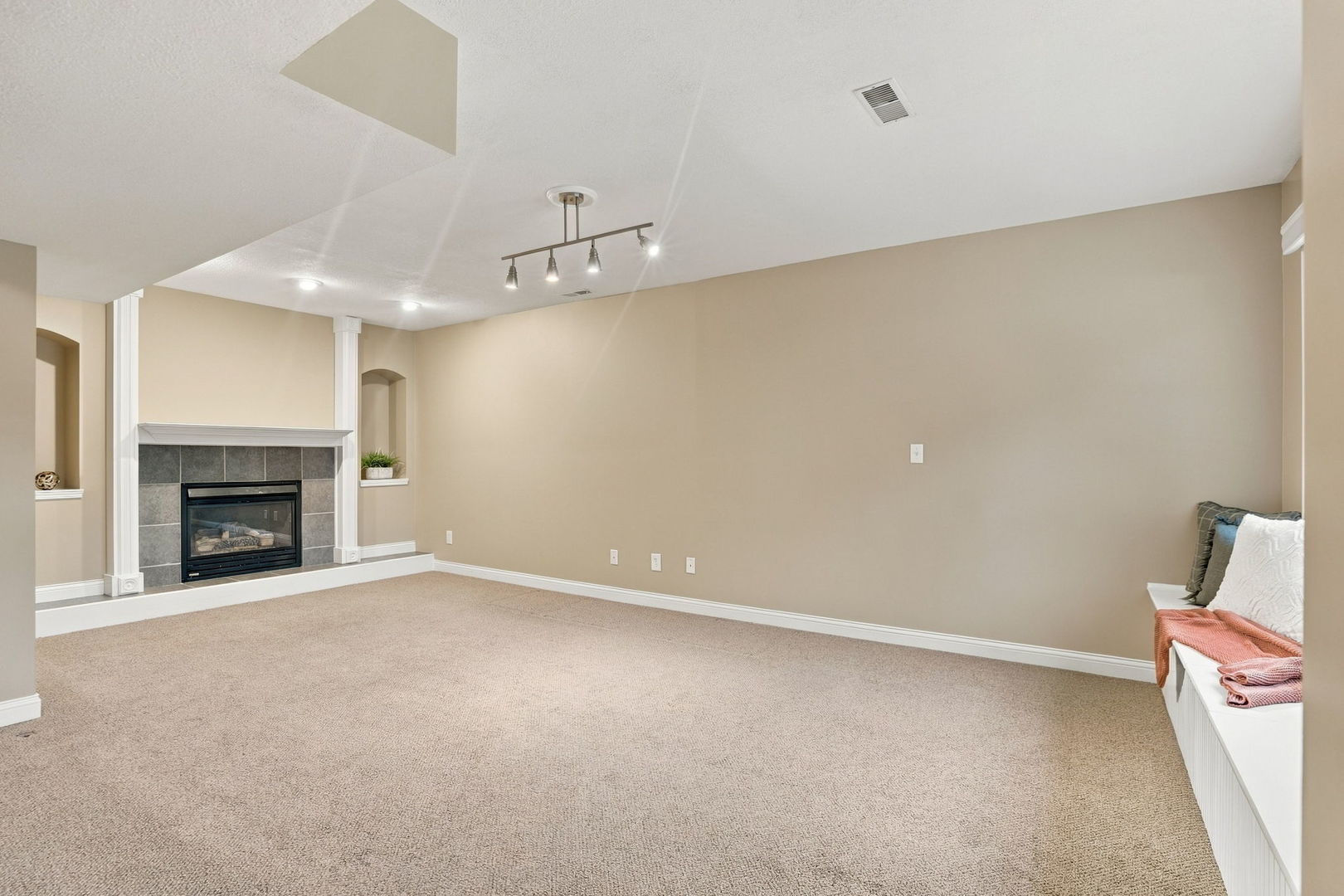 4657 N Sturdevant Street Property Photo 5