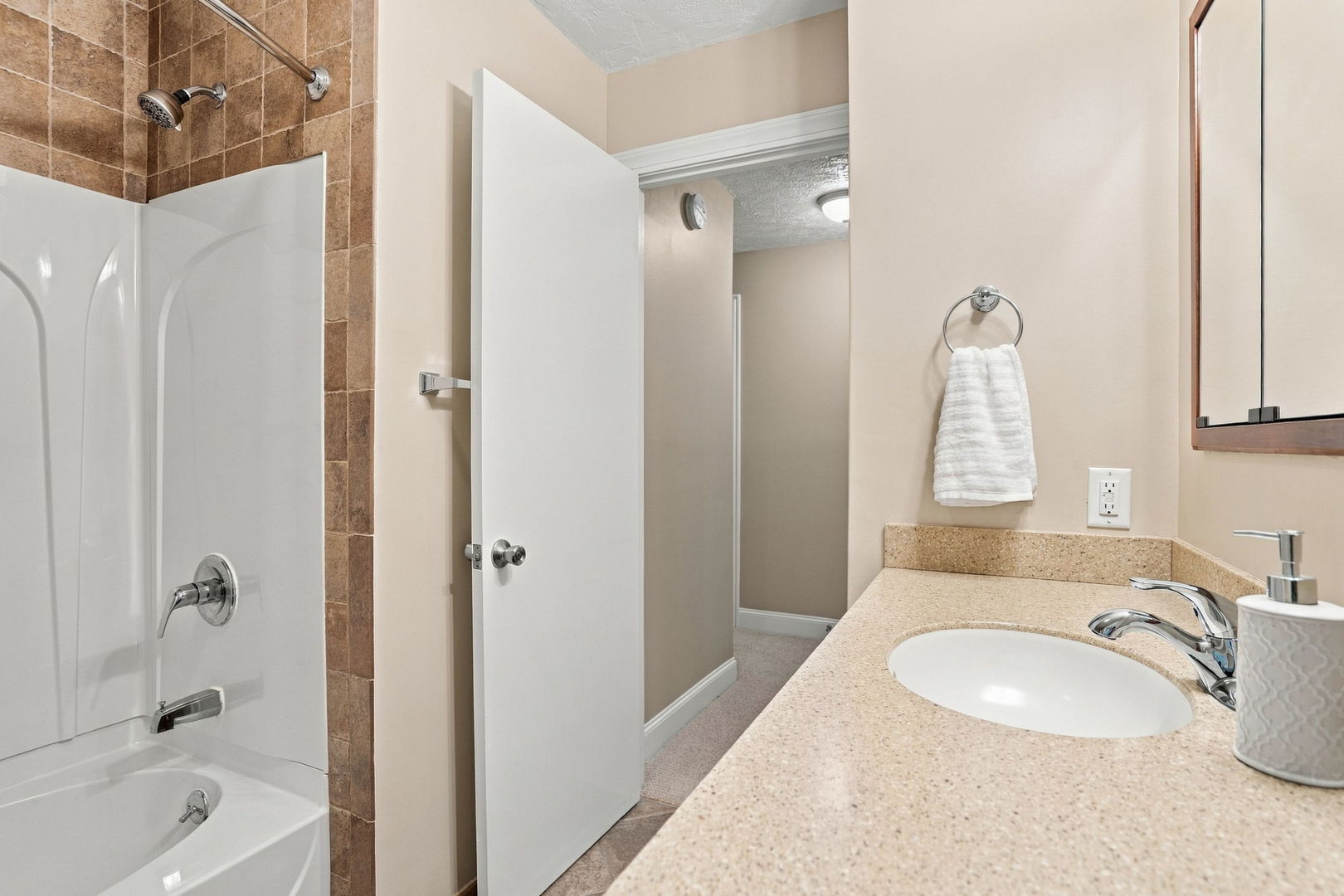 4657 N Sturdevant Street Property Photo 20