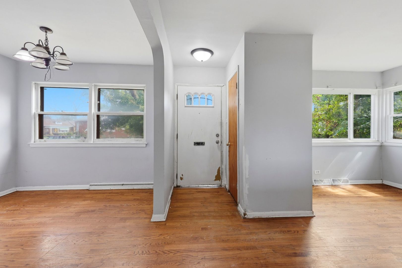 9810 S Loomis Street Property Photo 3