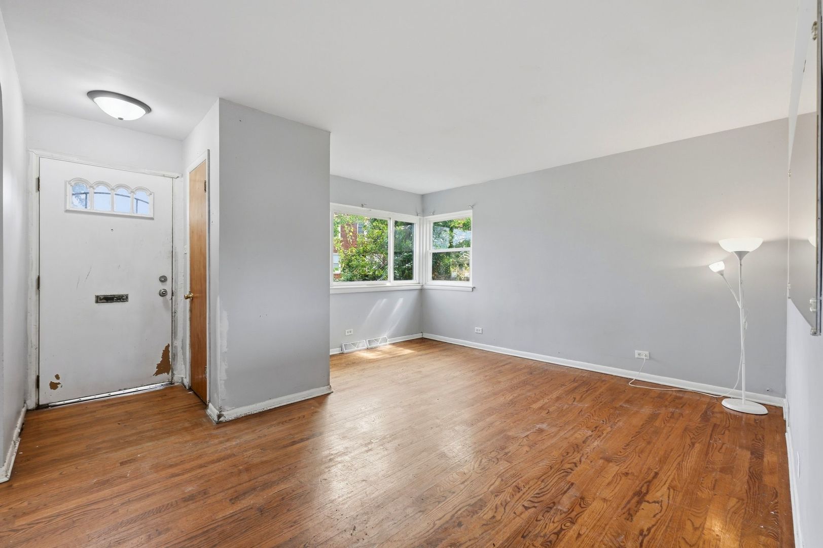 9810 S Loomis Street Property Photo 6