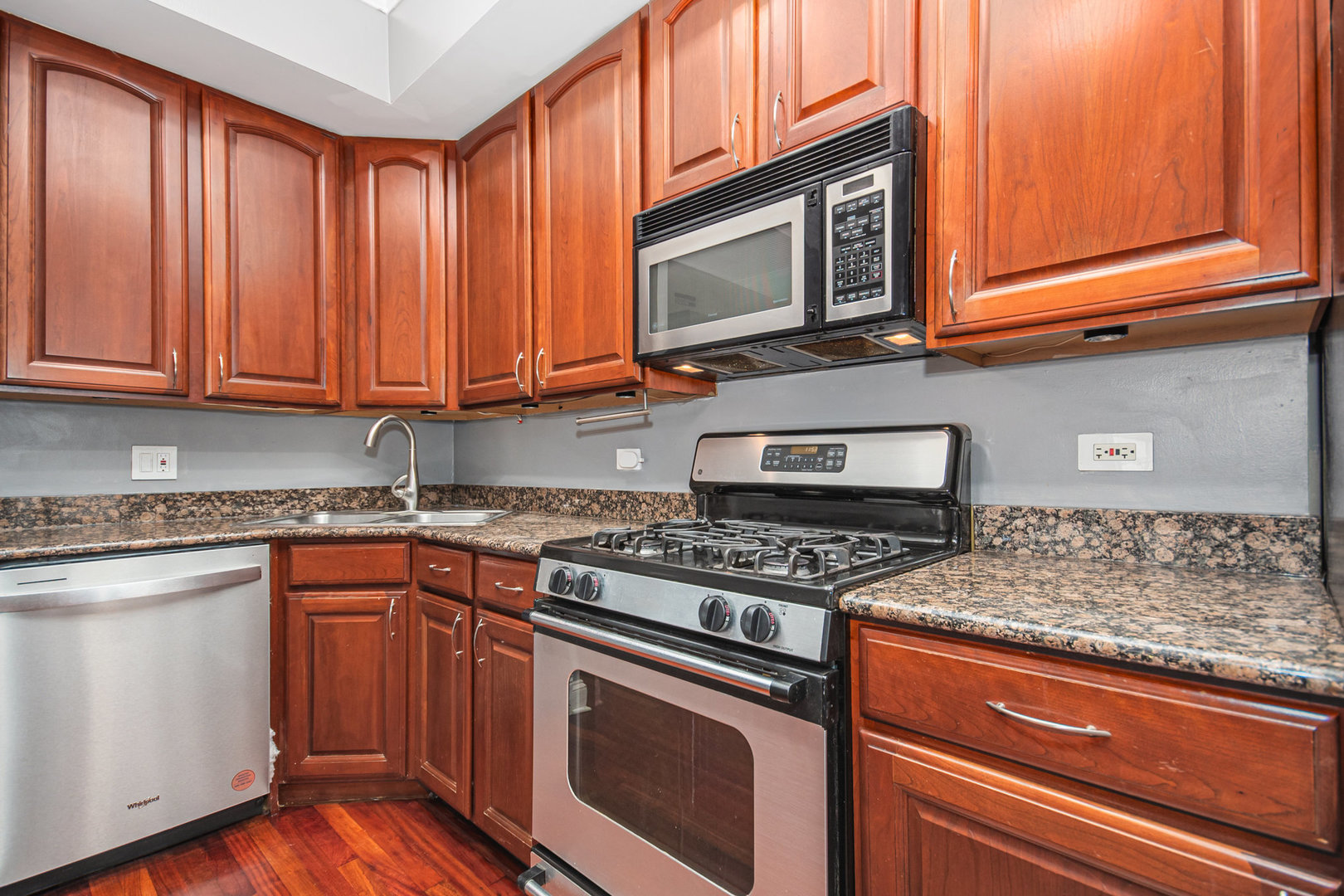 747 N Sedgwick Street 4rs Property Photo 4