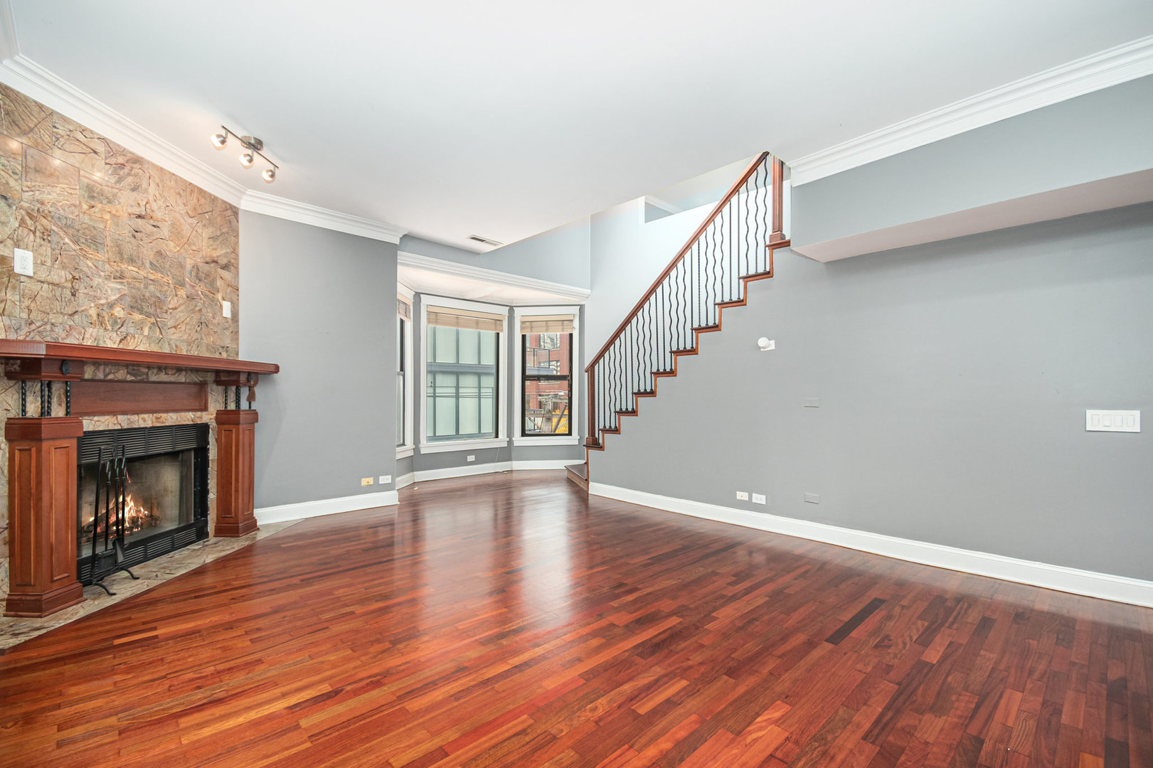 747 N Sedgwick Street 4rs Property Photo 5