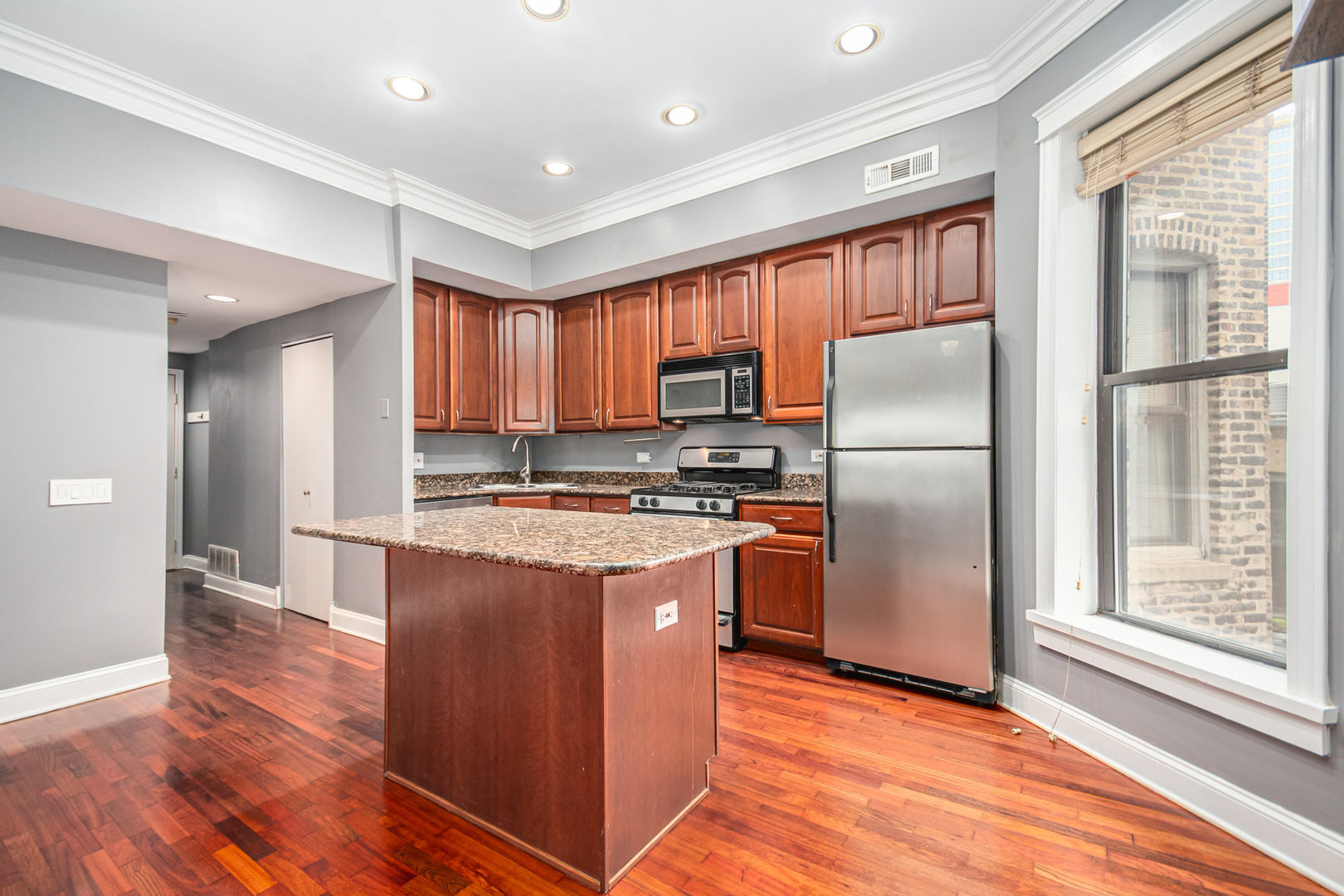 747 N Sedgwick Street 4rs Property Photo 8