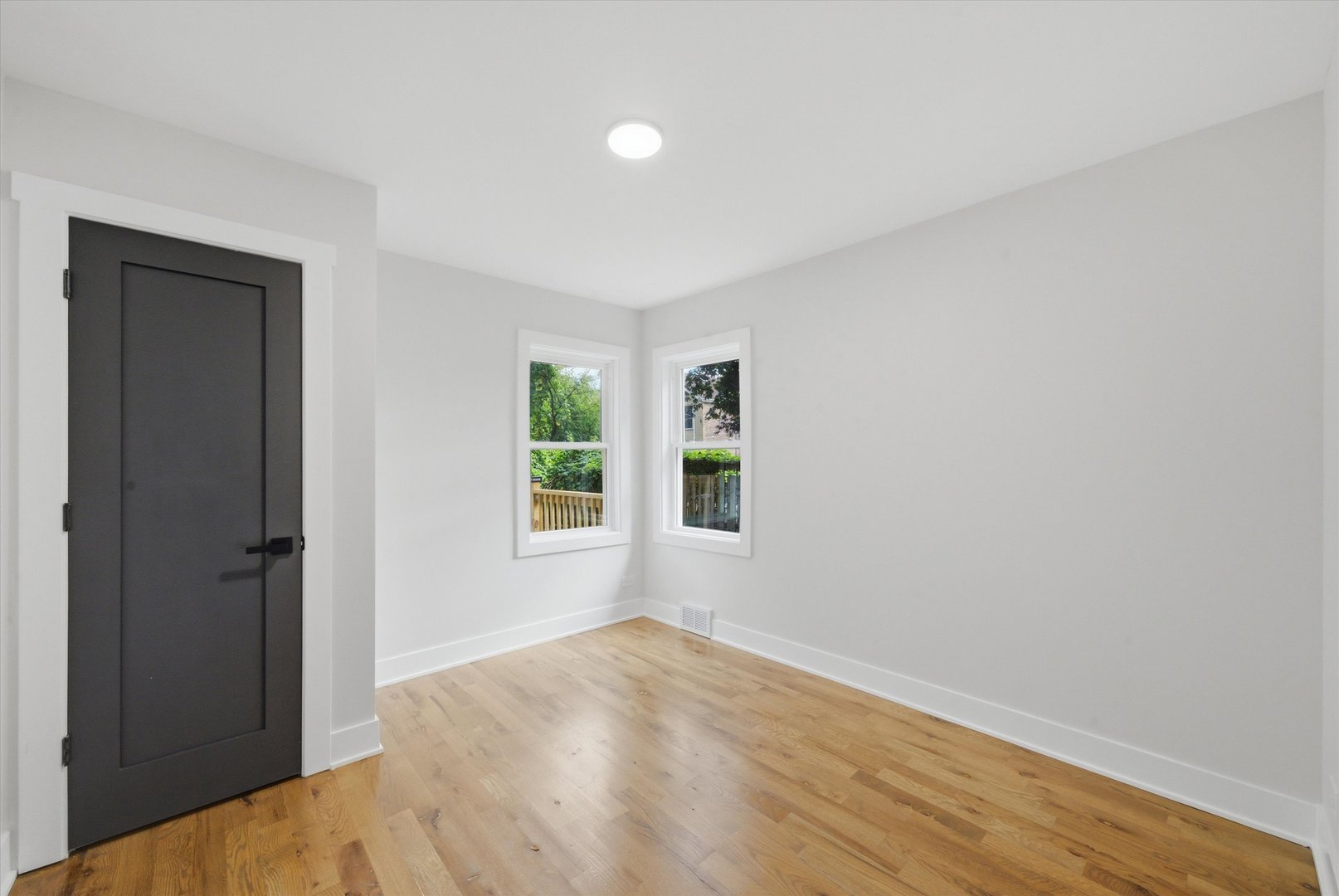 2814 W Balmoral Avenue Property Photo 8