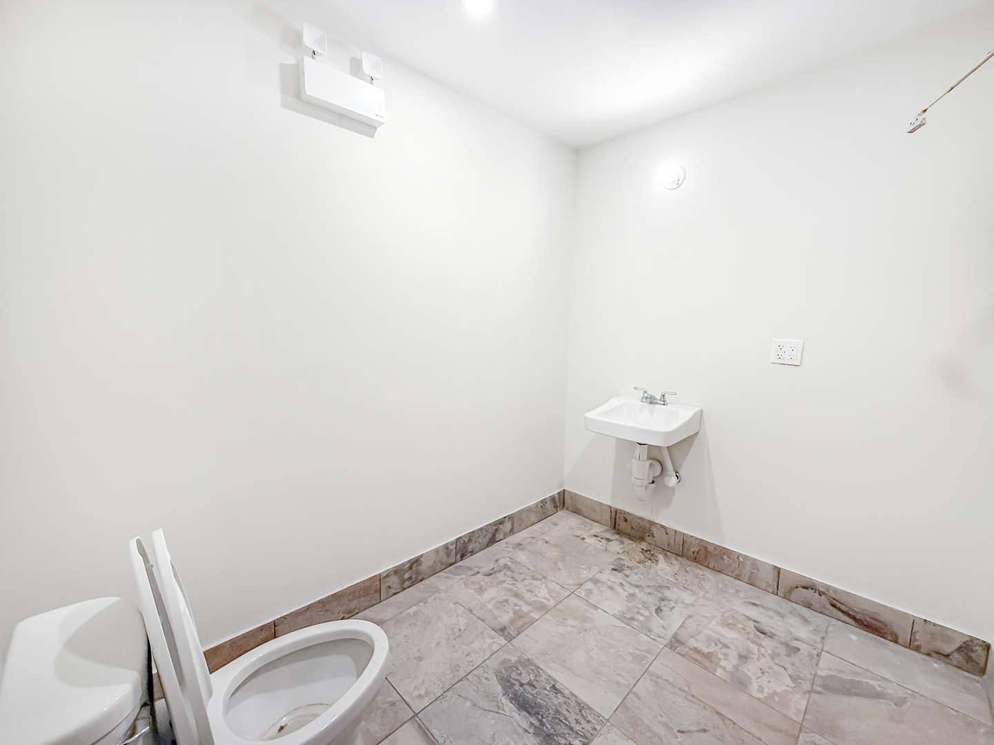 6413 W Irving Park Road Property Photo 10
