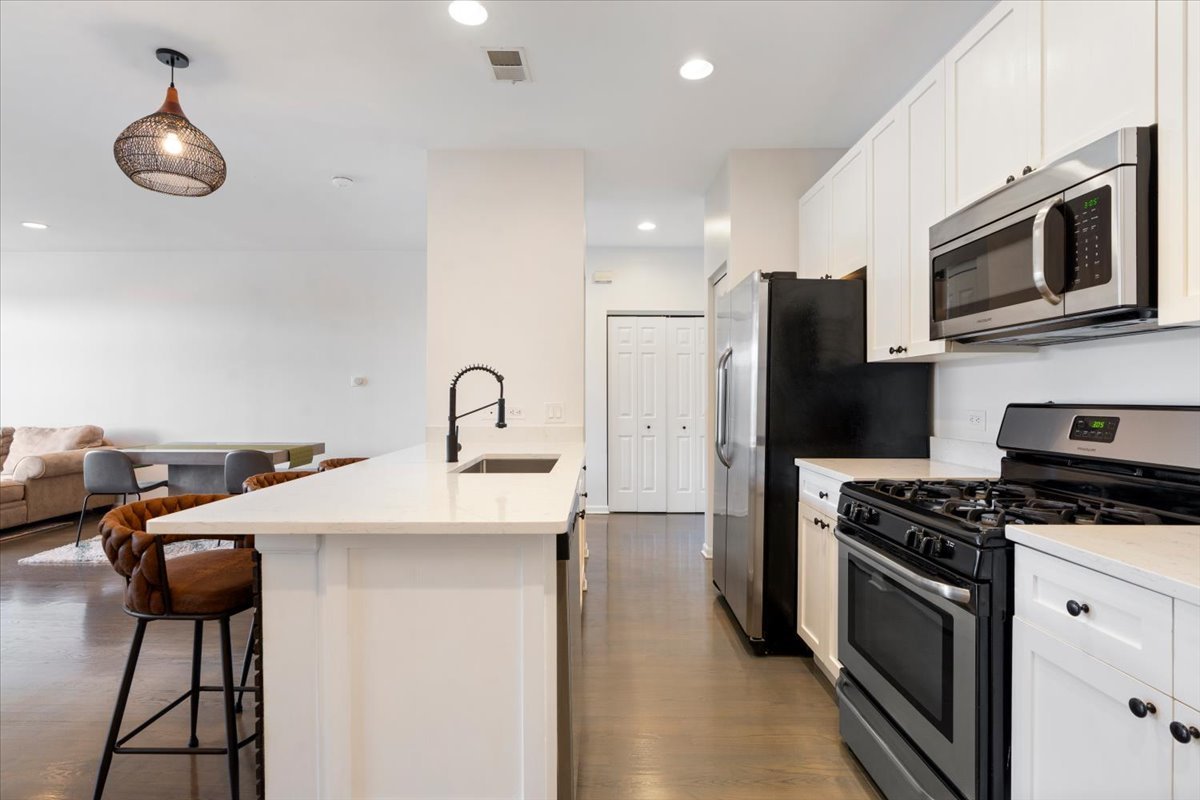 2040 W Belmont Avenue 405 Property Photo 12
