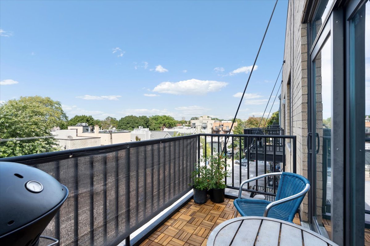 2040 W Belmont Avenue 405 Property Photo 18