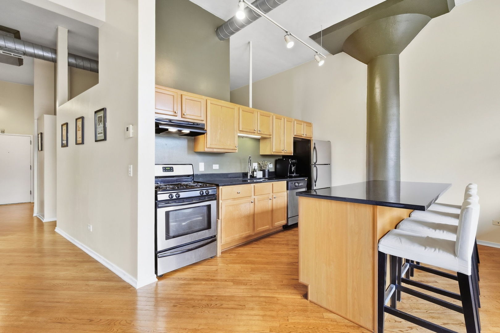 1801 W Larchmont Avenue 214 Property Photo 2