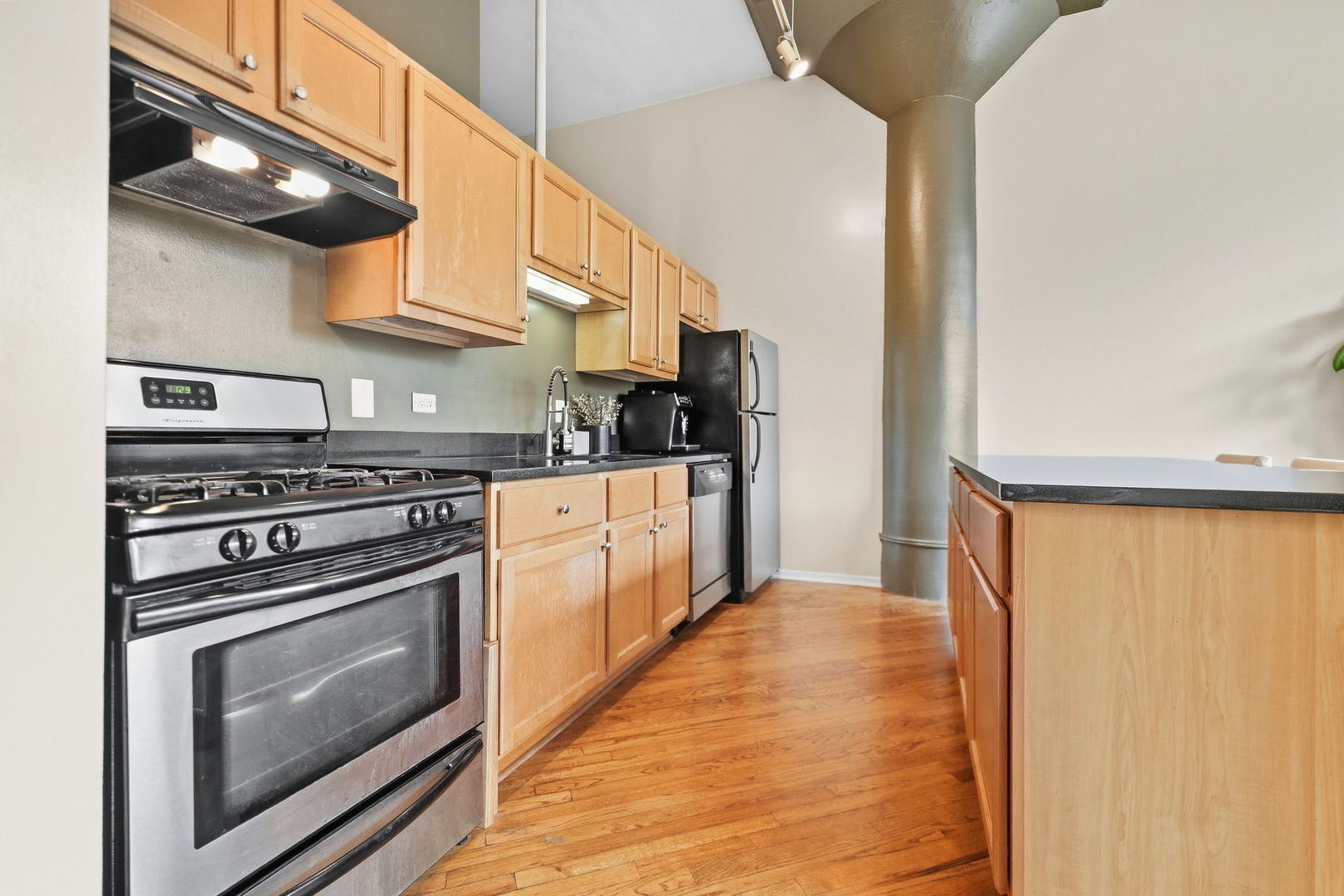 1801 W Larchmont Avenue 214 Property Photo 3