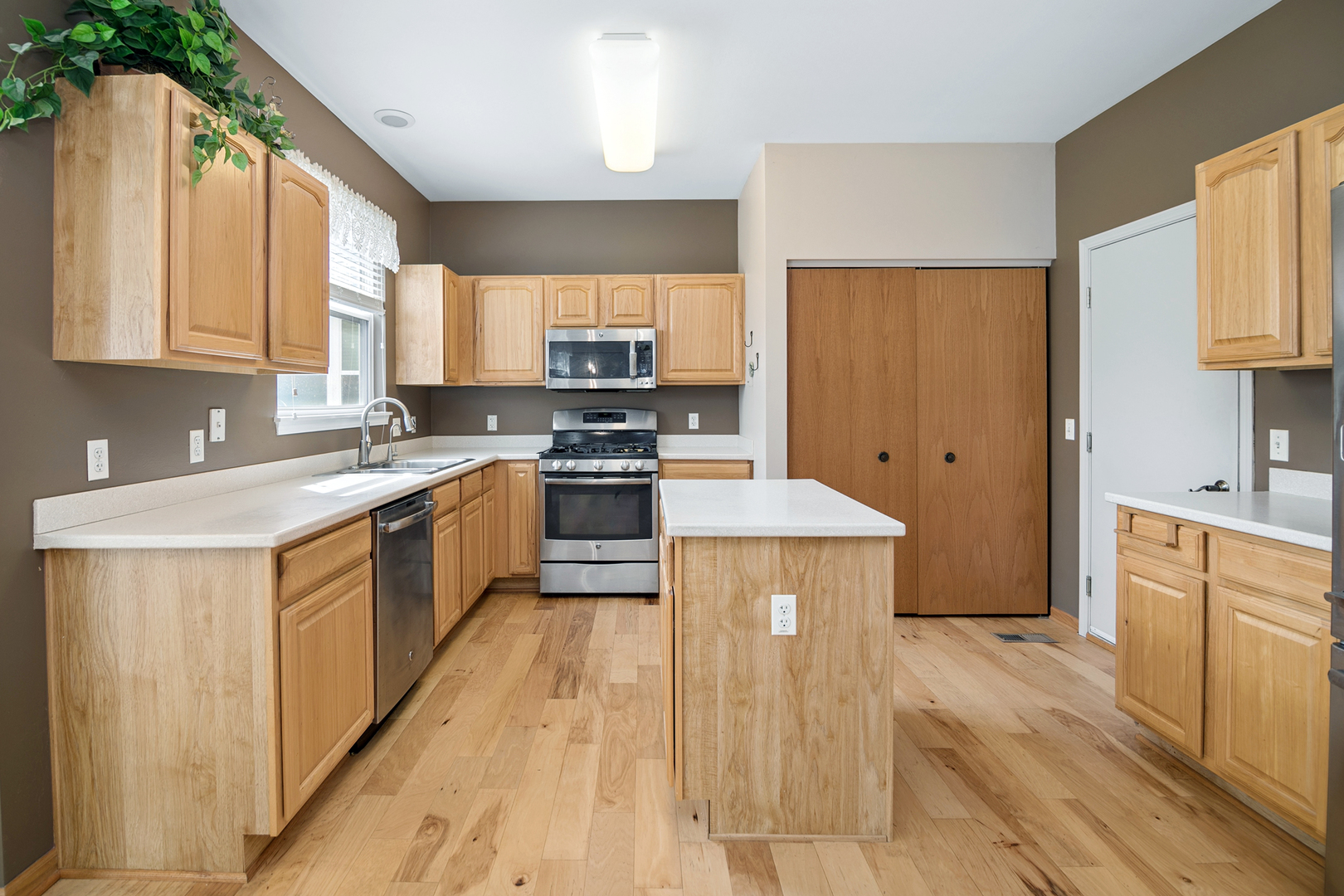 1561 W Cadillac Circle Property Photo 8