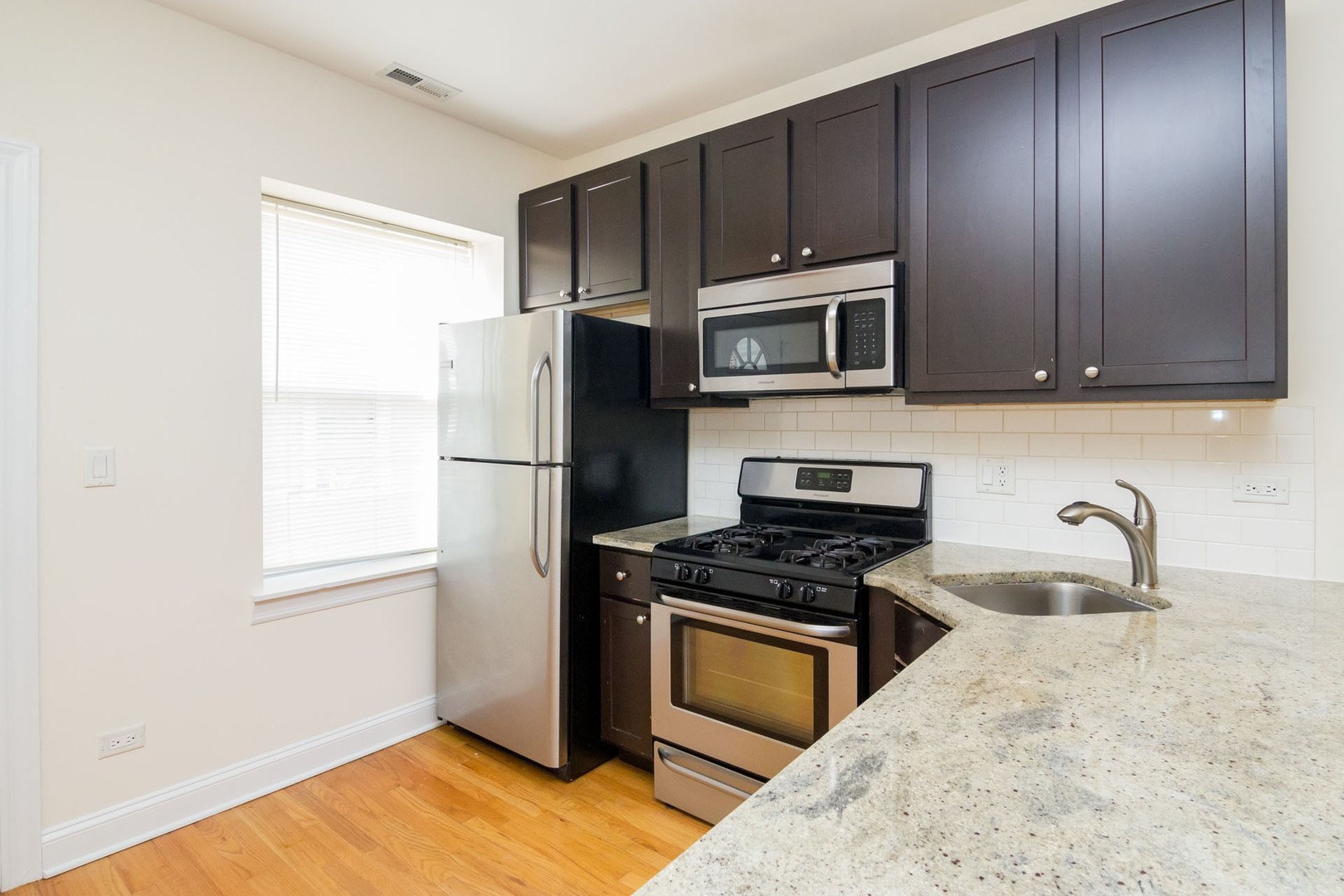2035 W Arthur Avenue 3e Property Photo 2