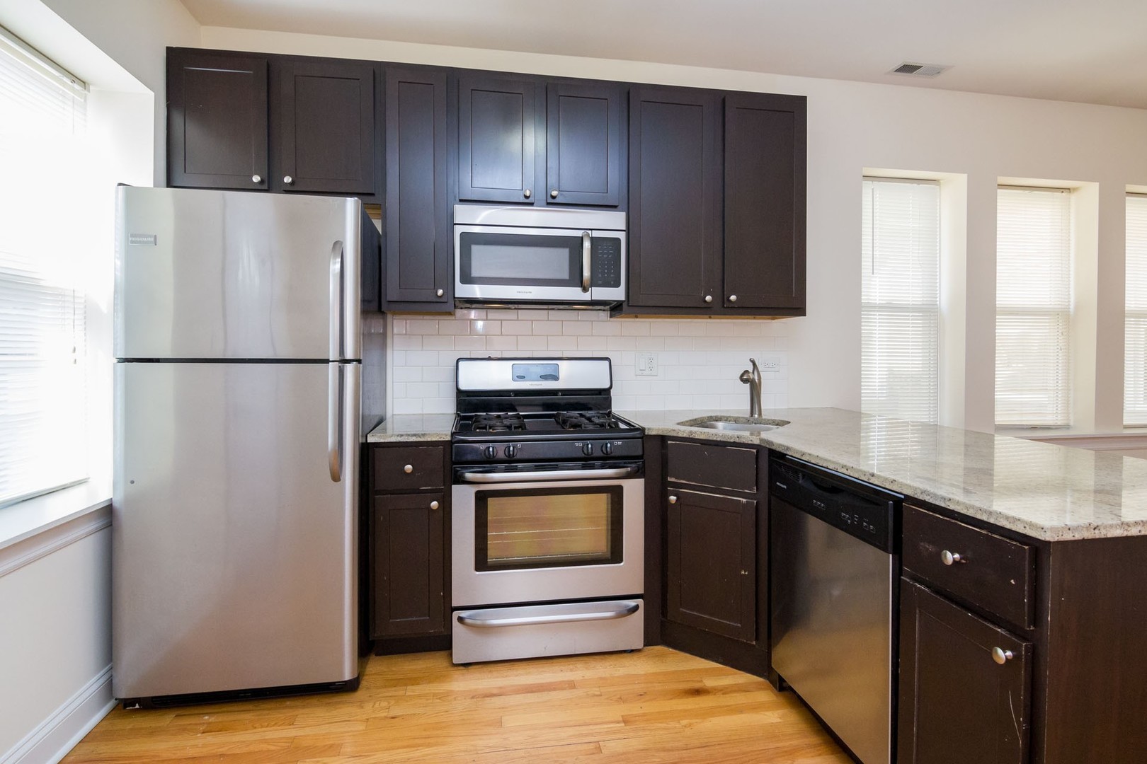 2035 W Arthur Avenue 3e Property Photo 3