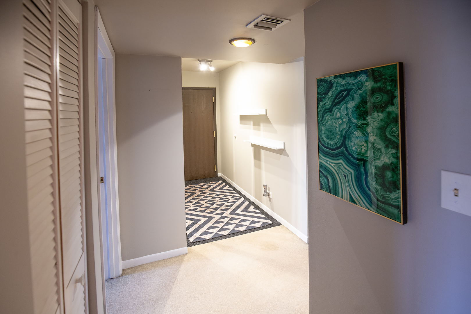 211 E Janata Avenue 3b Property Photo 4