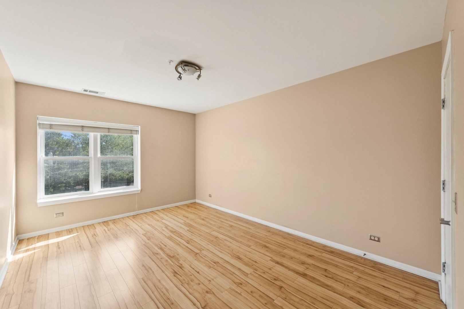 1319 Chicago Avenue 305 Property Photo 14