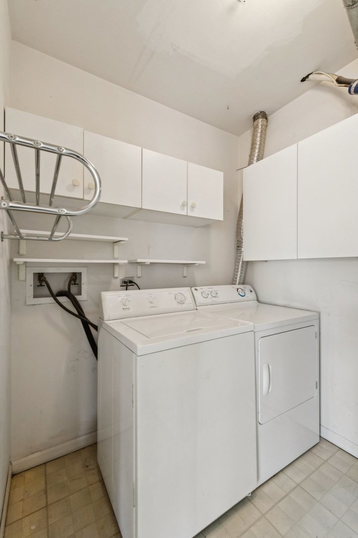 1319 Chicago Avenue 305 Property Photo 18