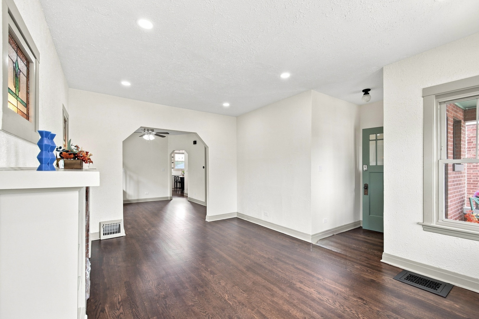 5941 W Waveland Avenue Property Photo 6