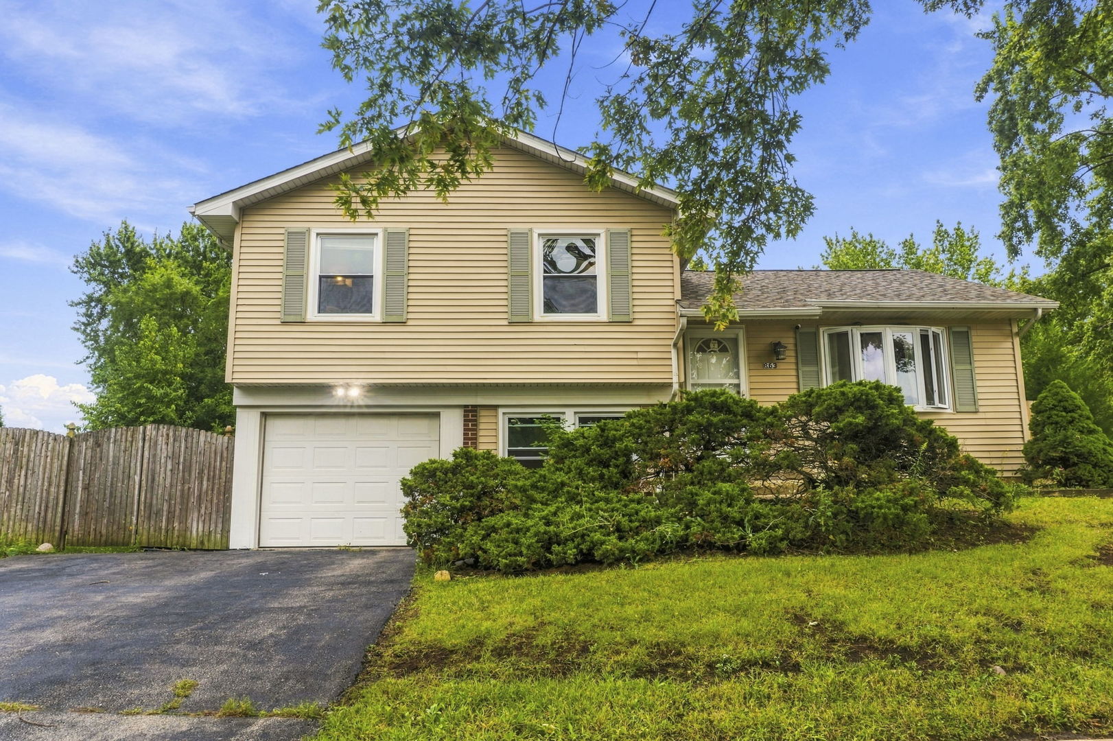 863 Poplar Lane Property Photo 1
