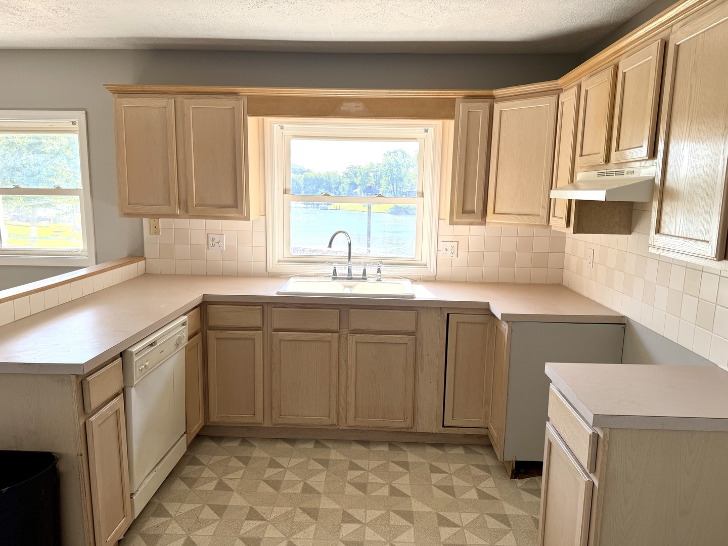 1100 Sunset Drive Property Photo 4