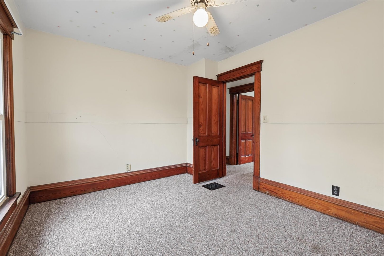 311 E Pells Street Property Photo 6
