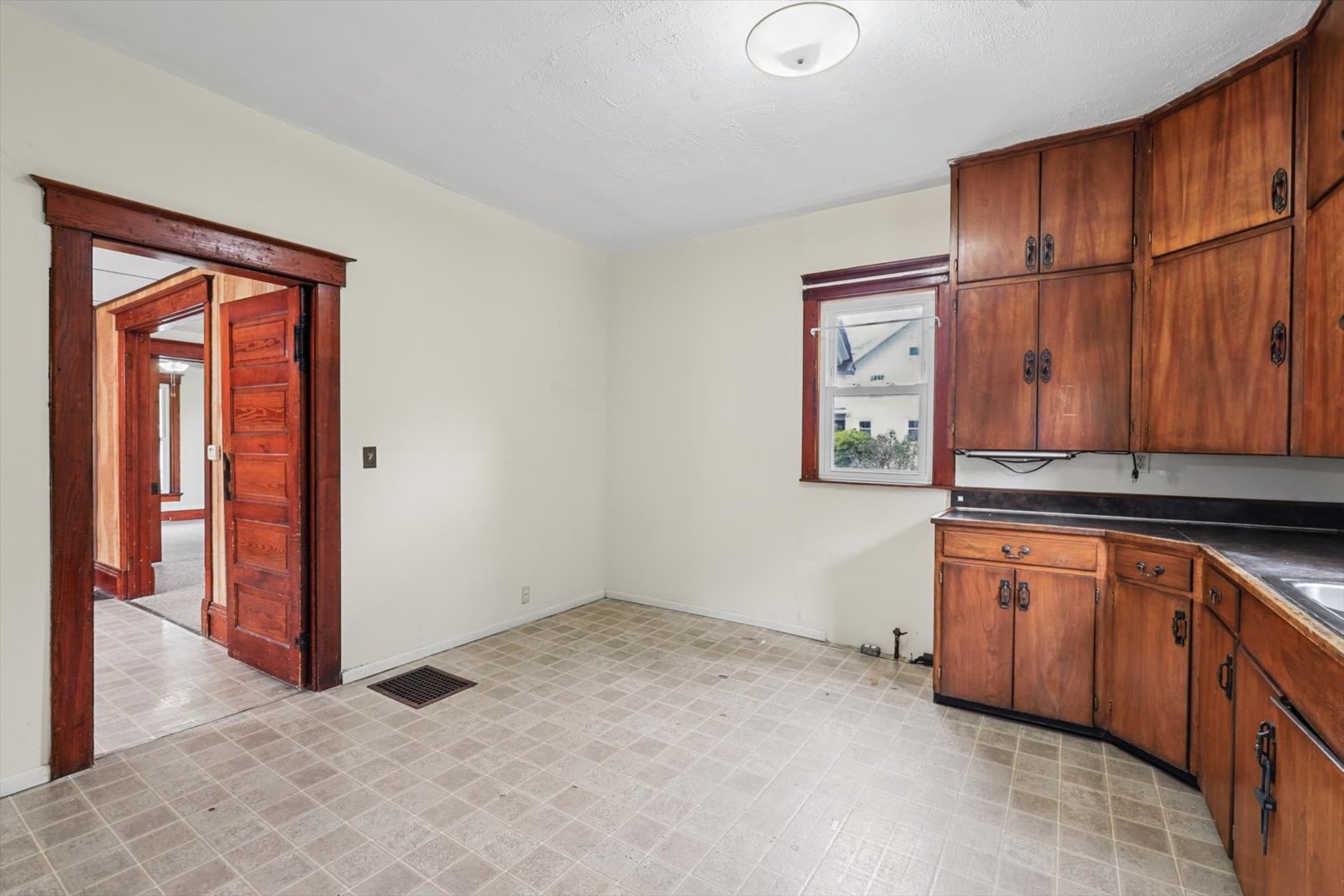 311 E Pells Street Property Photo 31