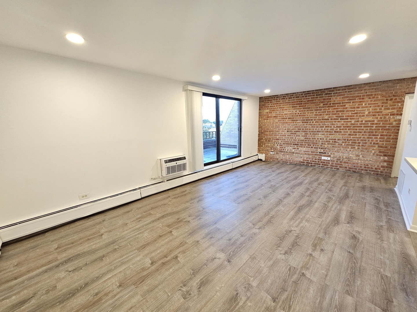 2250 N Lincoln Avenue 502 Property Photo 8