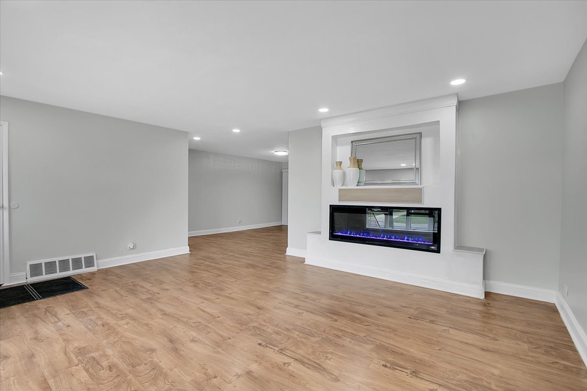 22720 Ridgeway Avenue Property Photo 5