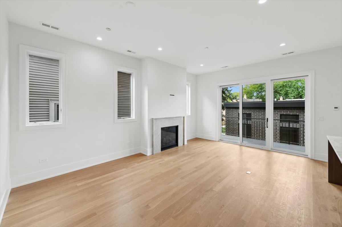 3820 N Damen Avenue 2 Property Photo 5