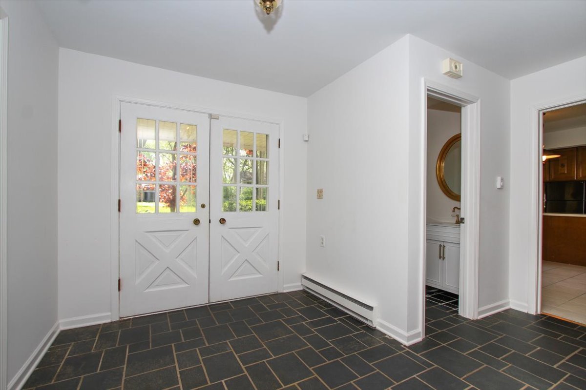 87 Lincolnshire Drive Property Photo 3