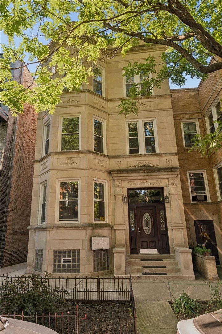 852 N Hoyne Avenue Property Photo 1