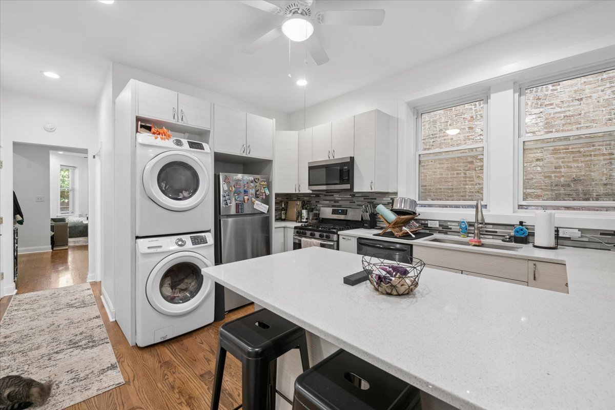 852 N Hoyne Avenue Property Photo 2