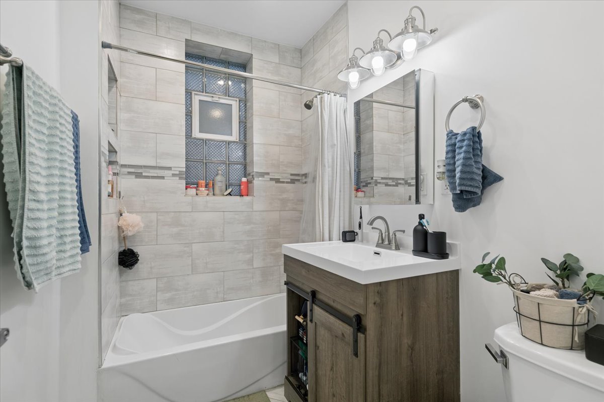 852 N Hoyne Avenue Property Photo 7