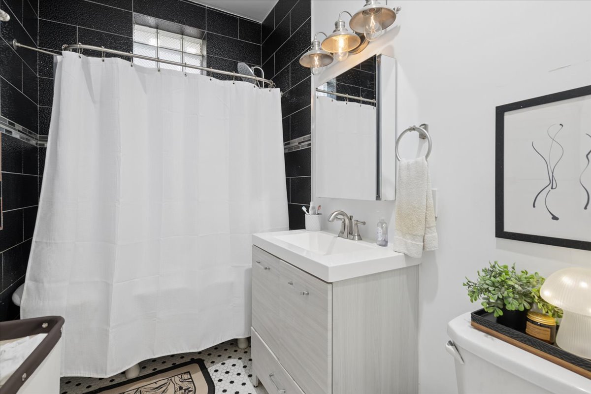 852 N Hoyne Avenue Property Photo 11