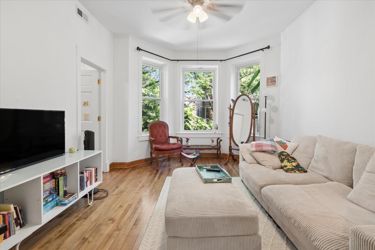852 N Hoyne Avenue Property Photo 18