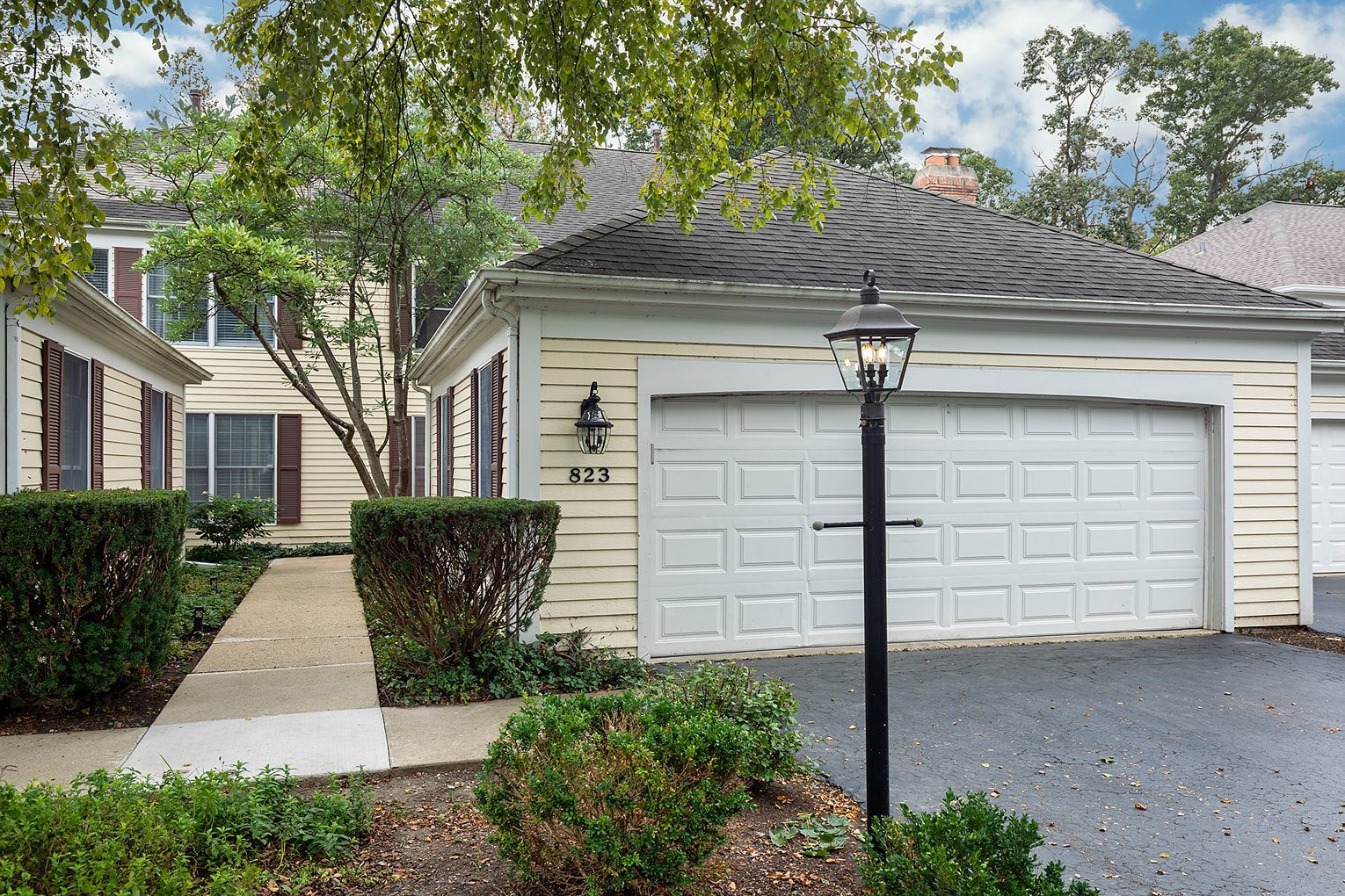 823 Suffield Square Property Photo 1