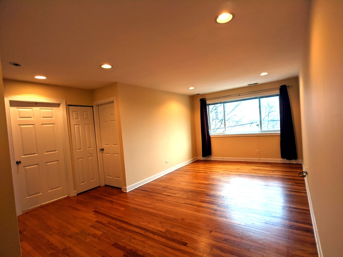 5953 N Kenmore Avenue 405 Property Photo 2