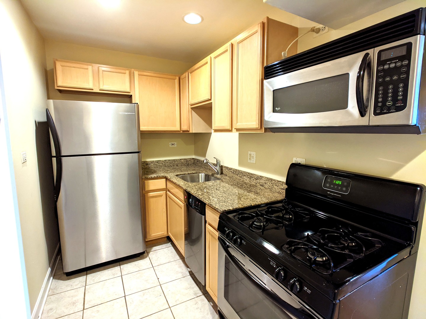 5953 N Kenmore Avenue 405 Property Photo 4