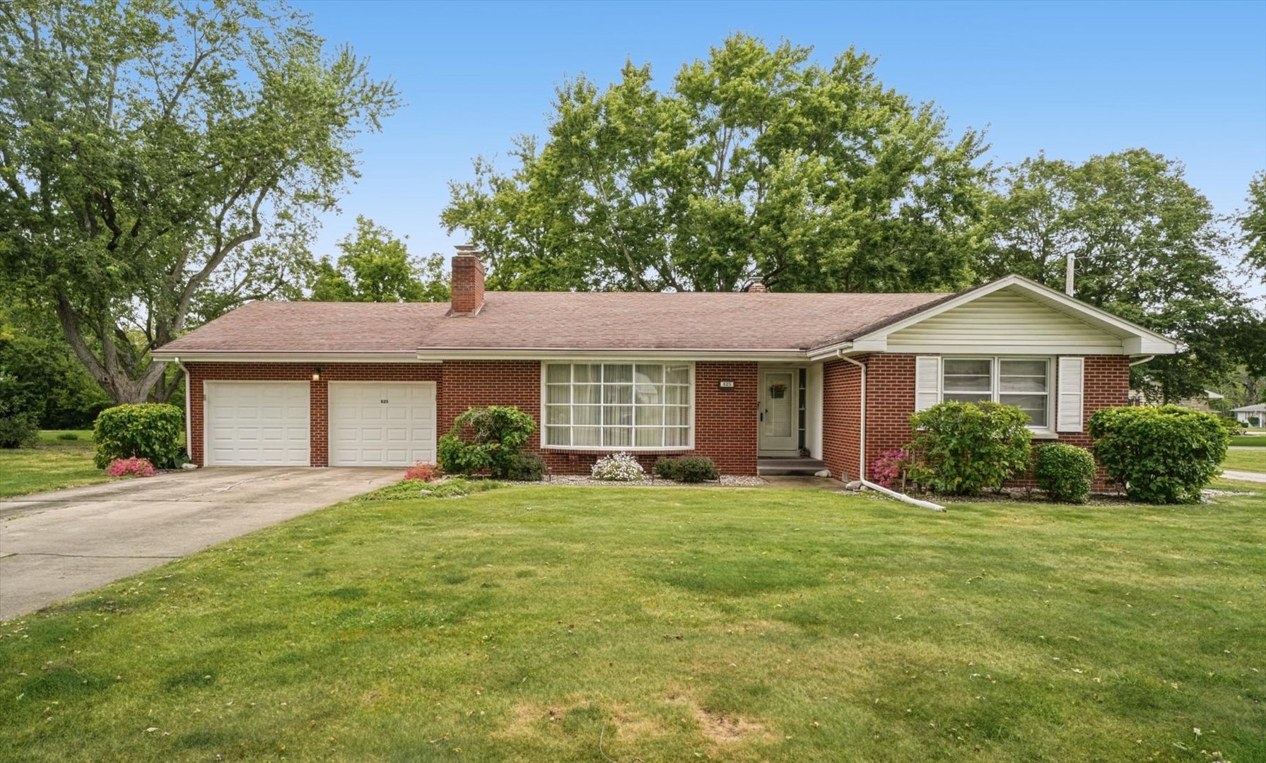 825 E Summer Street Property Photo 1