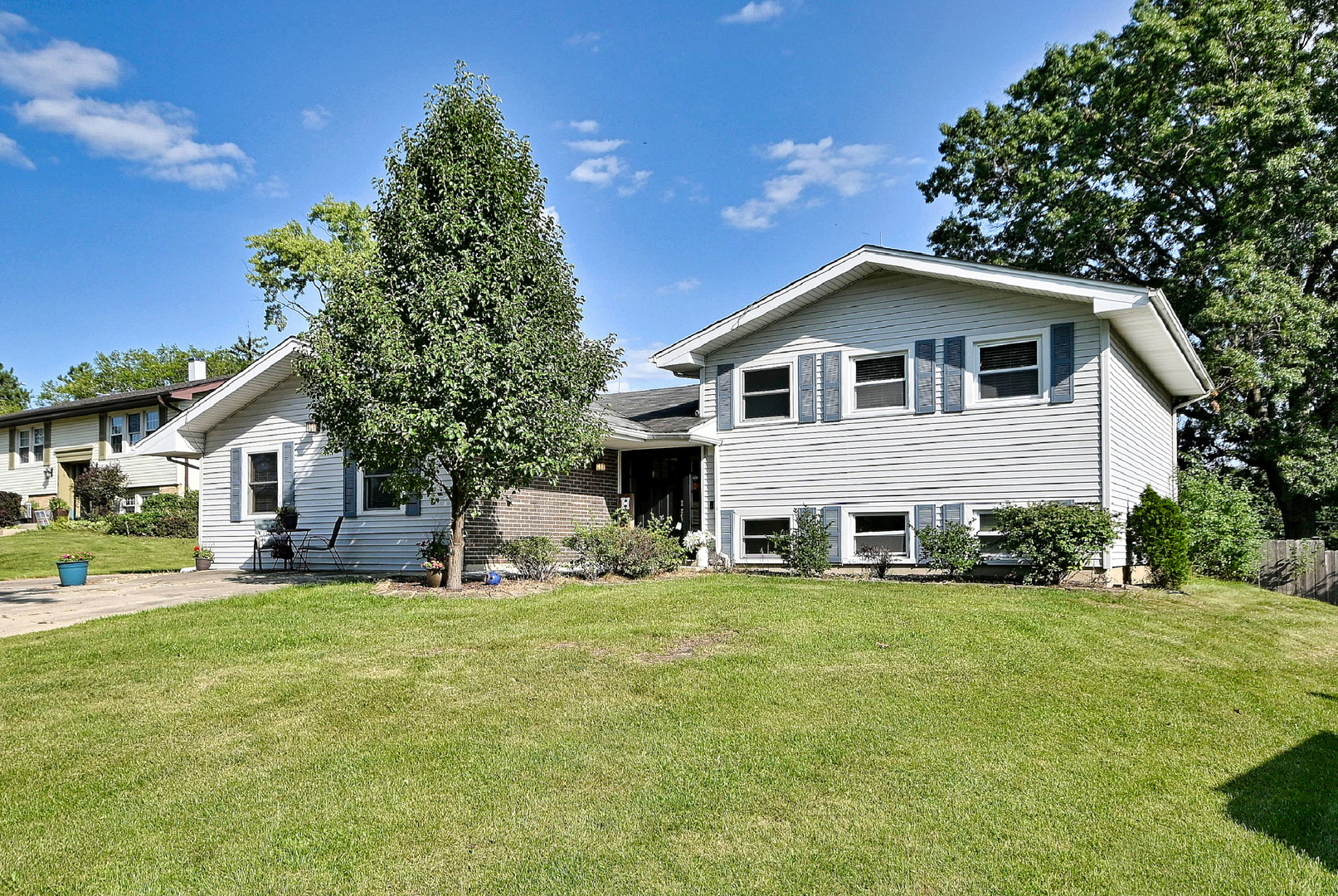 20w581 Glen Court Property Photo 1