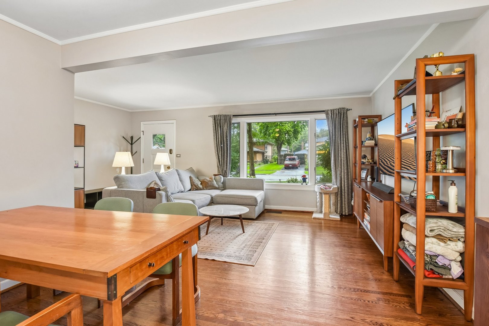 606 S Dryden Place Property Photo 4
