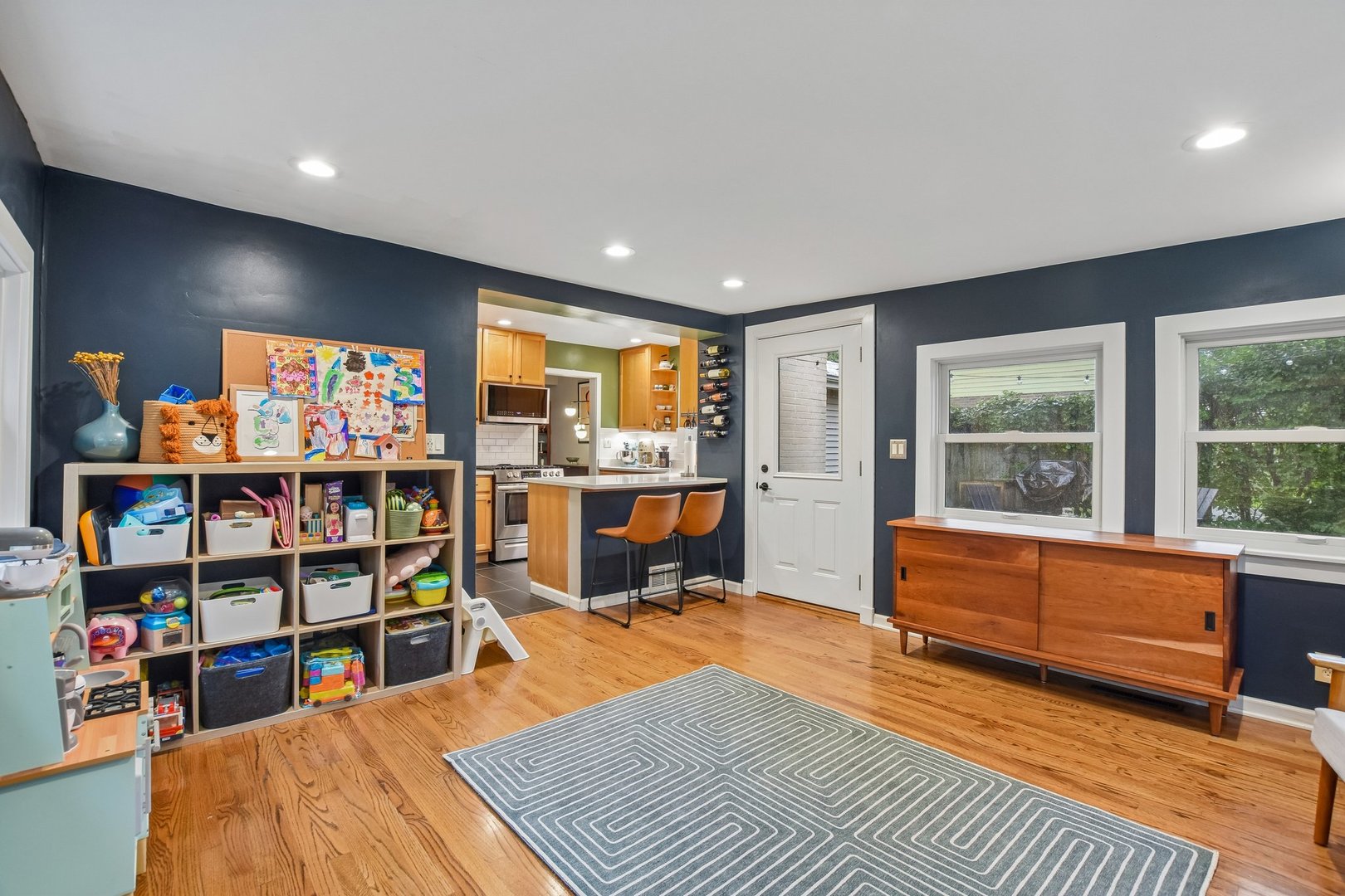606 S Dryden Place Property Photo 8