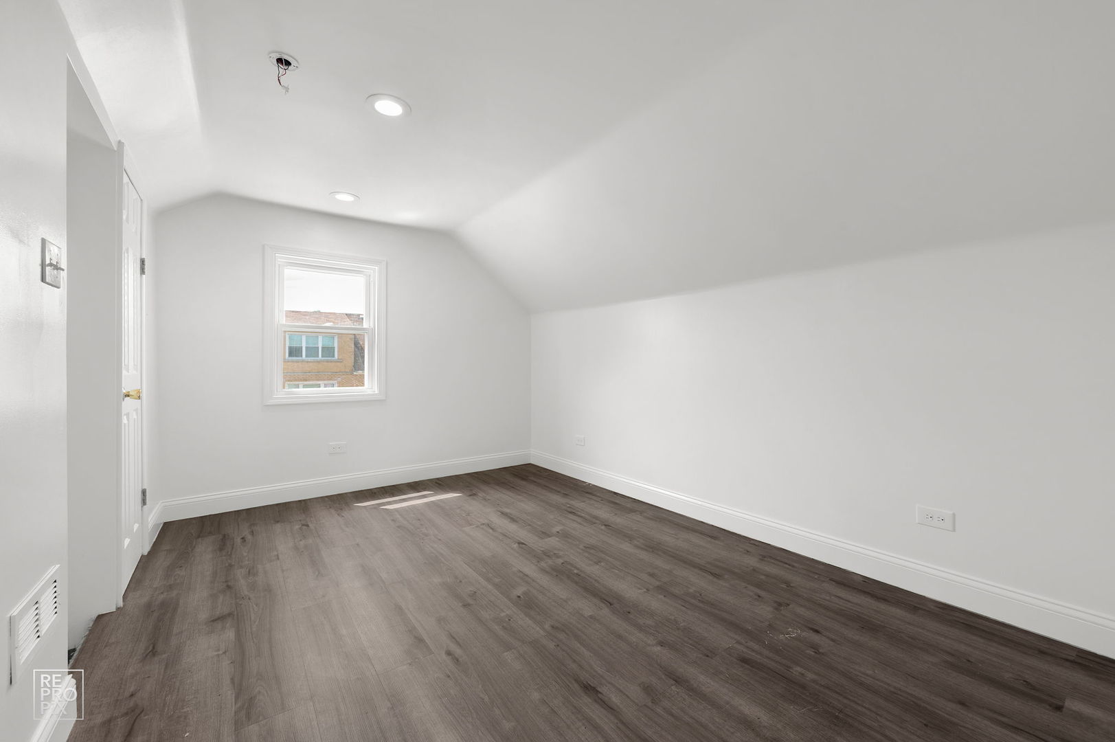 2237 S Oakley Avenue Property Photo 14