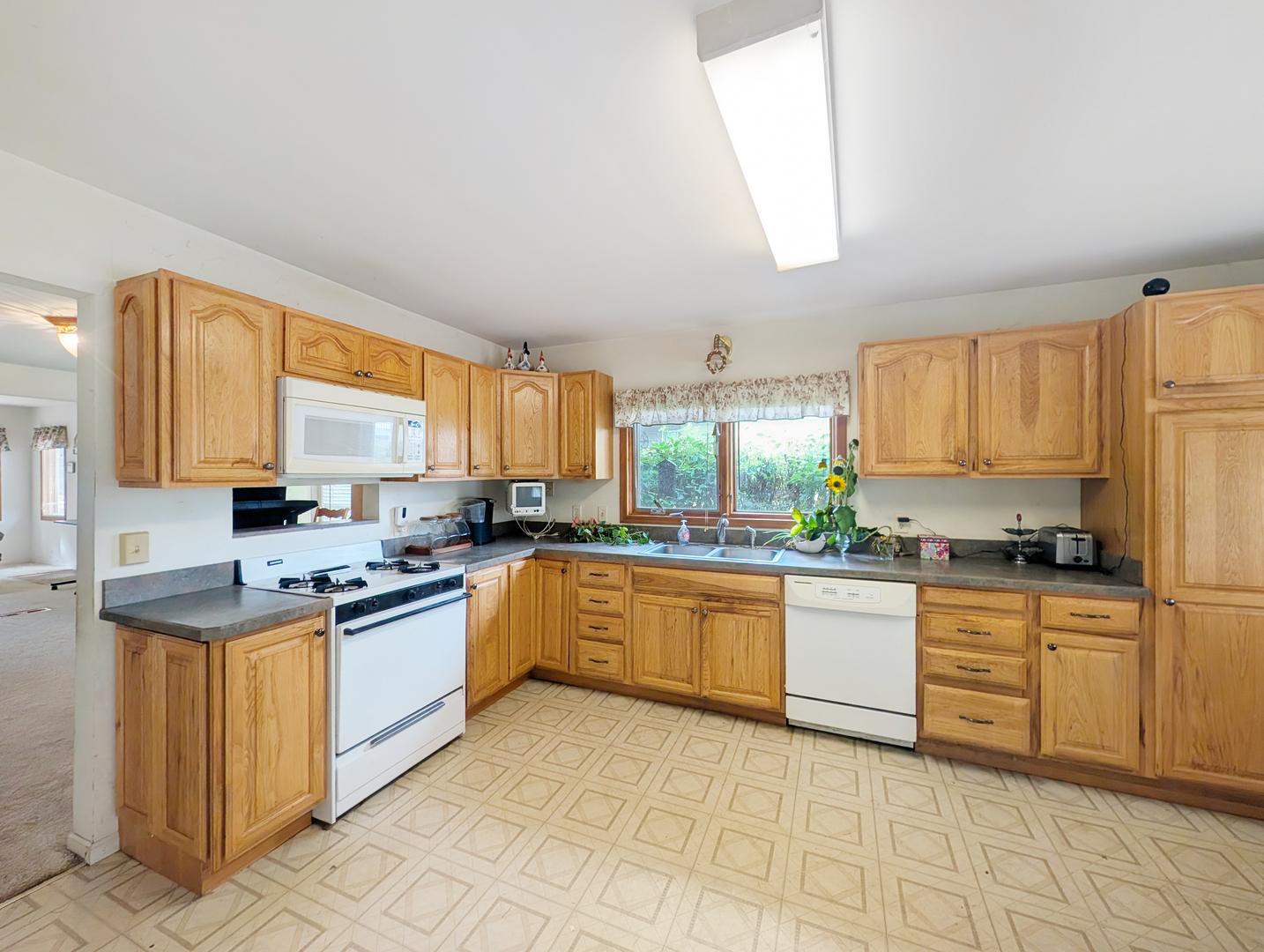 58 N Lake Avenue Property Photo 3