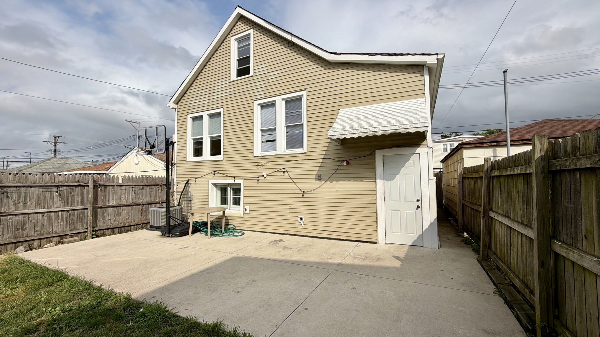 2329 N Mcvicker Avenue Property Photo 3