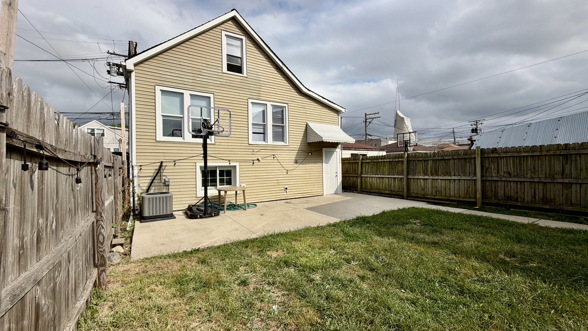 2329 N Mcvicker Avenue Property Photo 4