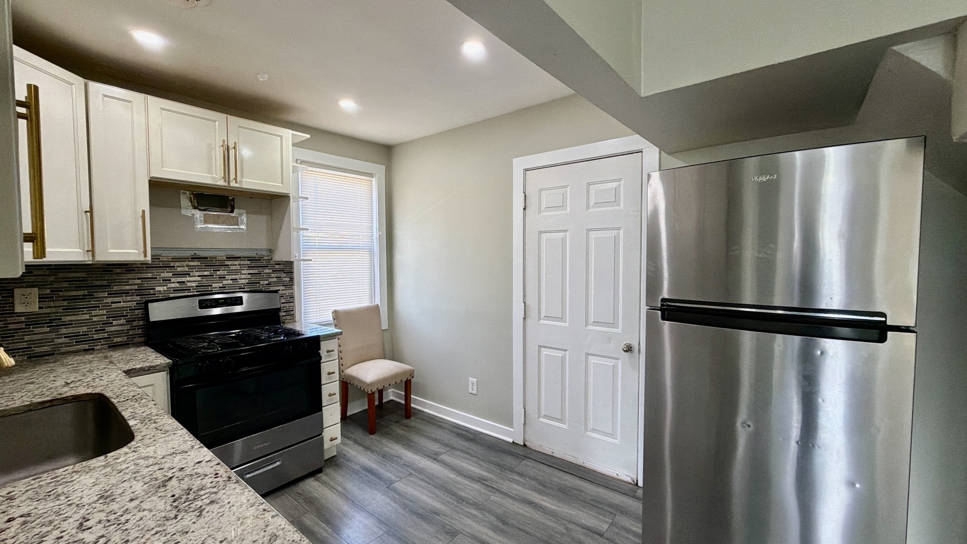 2329 N Mcvicker Avenue Property Photo 6